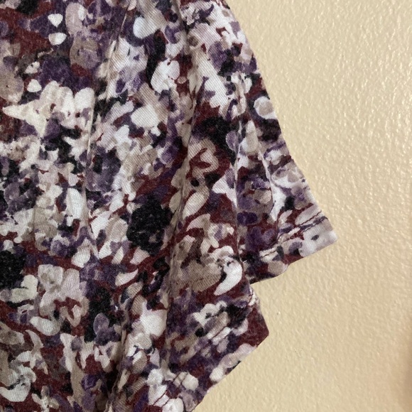 Purple floral tee by simply vera vera Wang, Size small, V-neck, lightweight tee - Picture 3 of 5